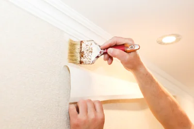 Pose de papier peint à Cause-de-Clérans — revêtements muraux et toiles de verre